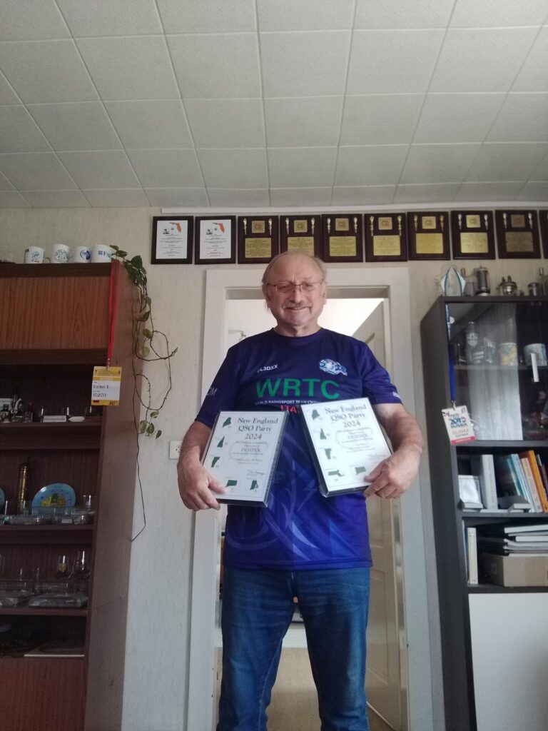 DL3DXX top Single Operator and Golden Log plaques